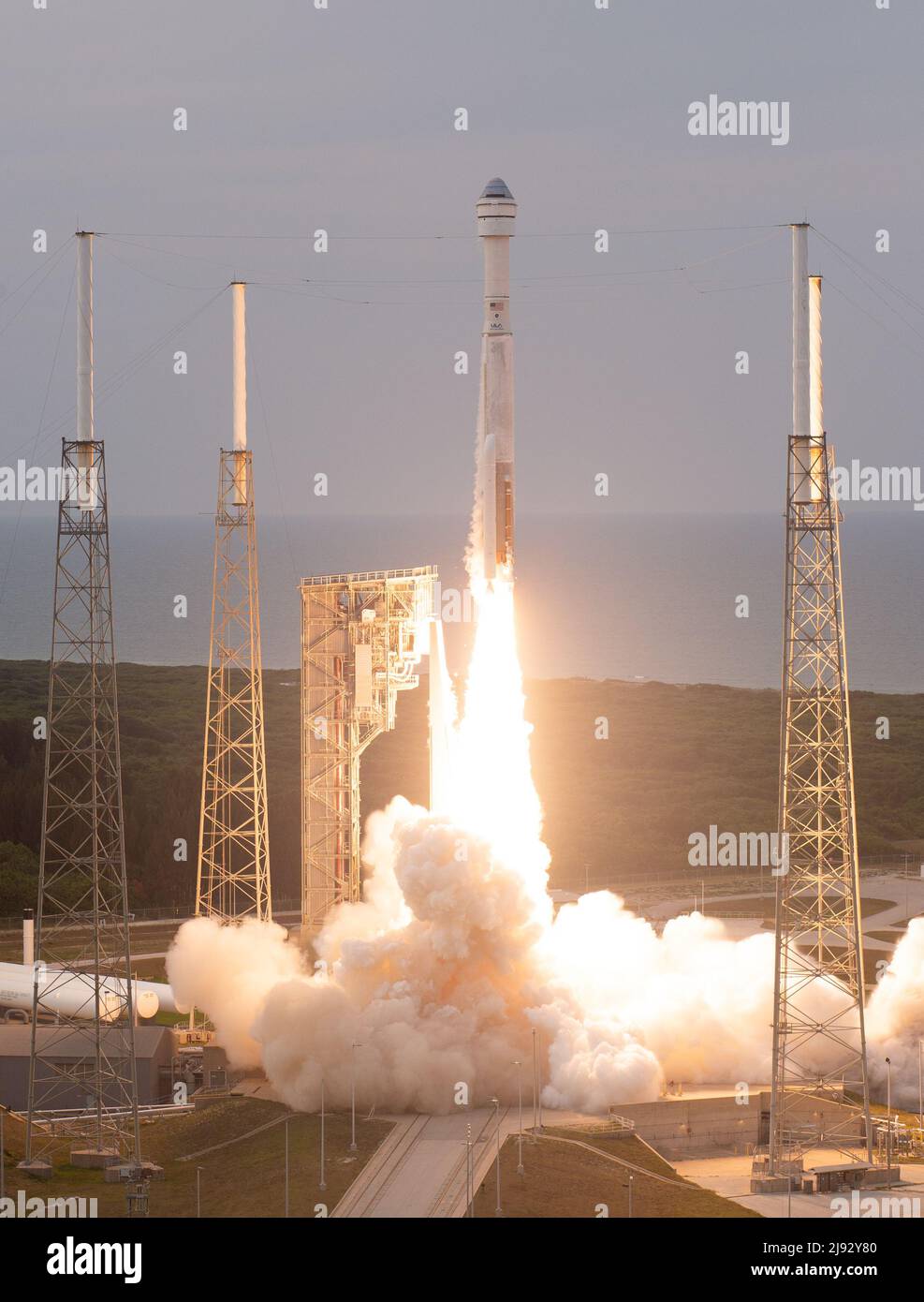 Floride, États-Unis, 19/05/2022, Une fusée Atlas V de United Launch Alliance avec un vaisseau spatial BoeingÕs CST-100 Starliner à bord de lancements depuis le complexe de lancement spatial 41, le jeudi 19 mai 2022, à la station de la Force spatiale de Cape Canaveral, en Floride. BoeingÕs le vol orbital Test-2 (OFT-2) est StarlinerÕs deuxième essai en vol non crevé et se mettra à quai à la Station spatiale internationale dans le cadre du programme commercial Crew de la NASA. L'OFT-2 a été lancé à 6 h 54 HE et servira de test de bout en bout des capacités du système. Crédit obligatoire : Joel Kowsky/NASA via CNP/MediaPunch Banque D'Images