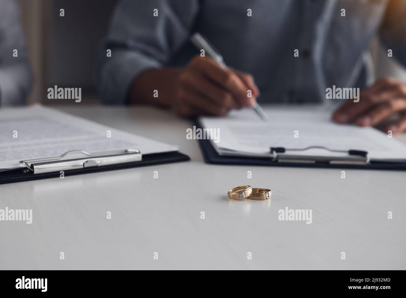 Le mari et la femme ont créé des caisses pour signer les documents de divorce au bureau de l