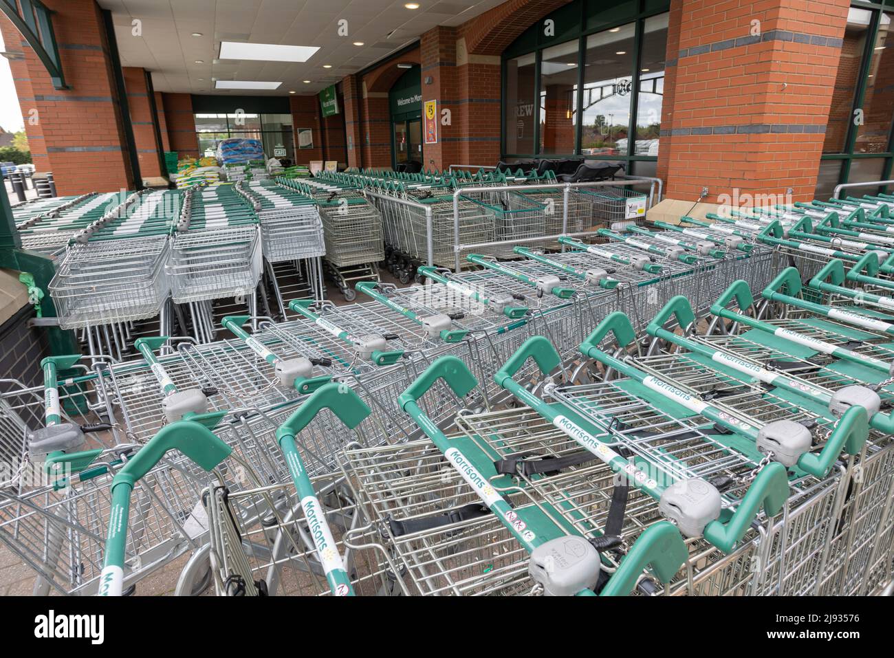 Supermarché trolleys à l'entrée du magasin Starbeck du supermarché Morrisons Banque D'Images