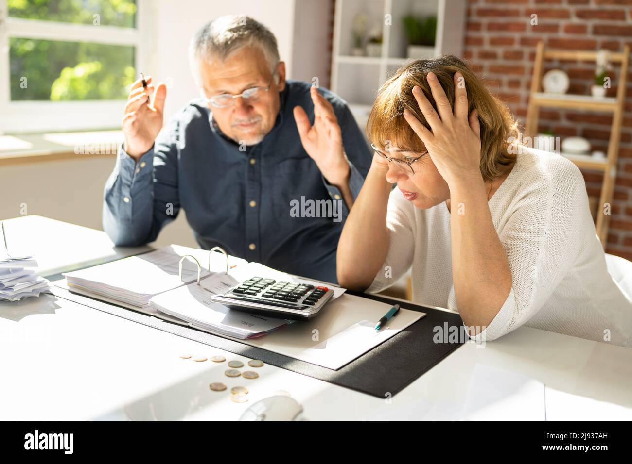 Portrait Of Couple Holding Piggybank à la maison Banque D'Images