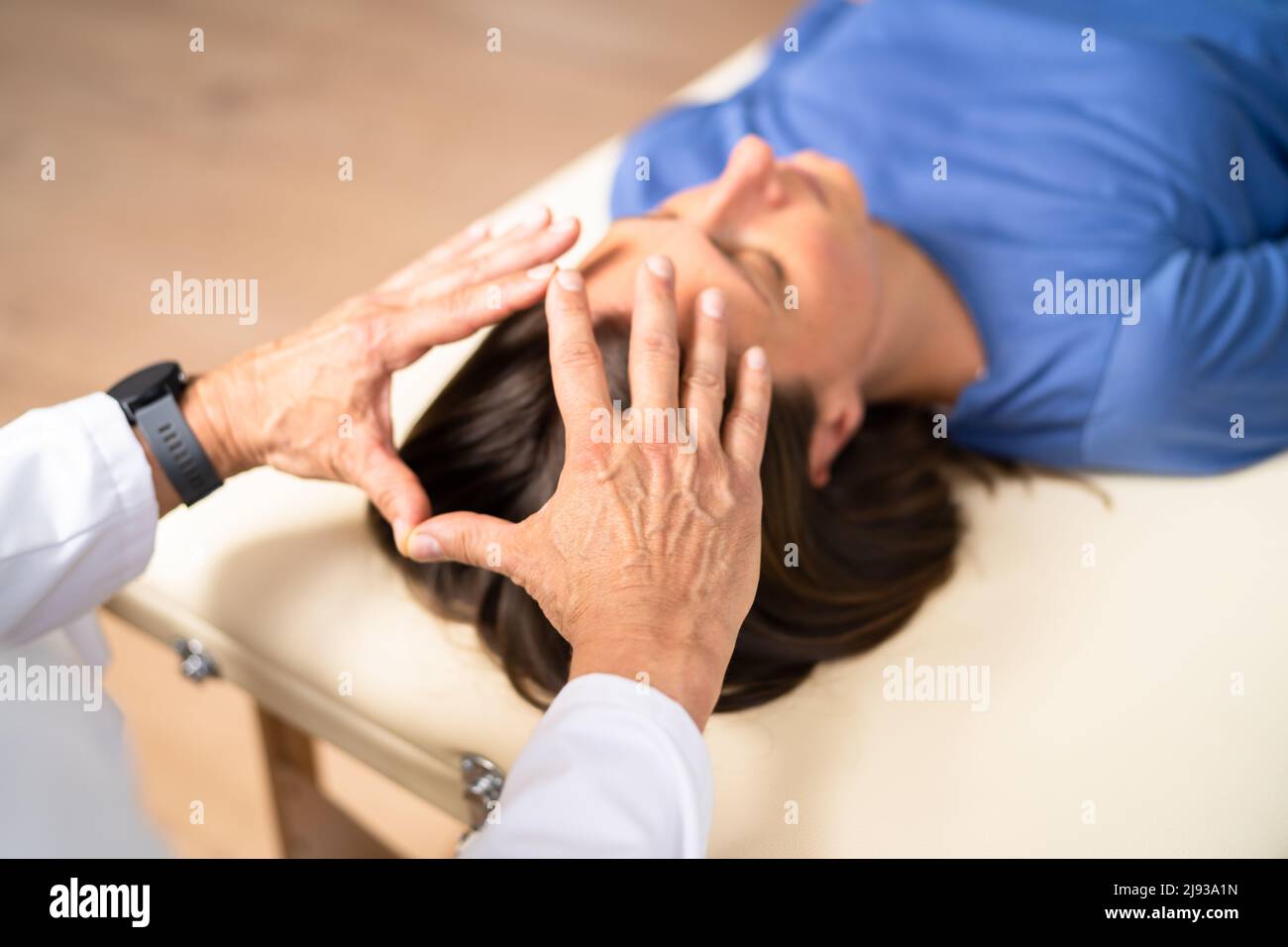 Massage thérapeutique alternatif de guérison de Reiki pour femme Banque D'Images