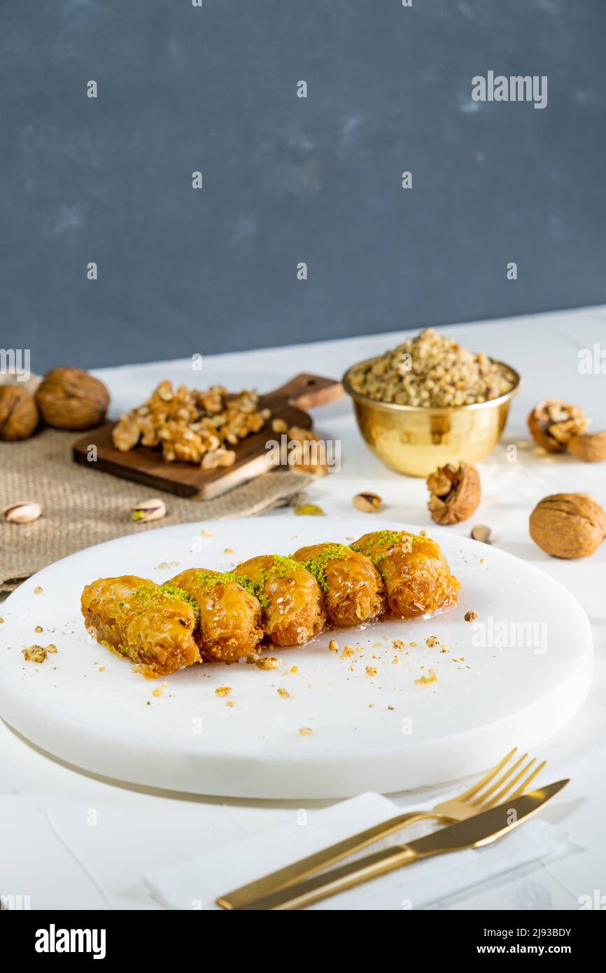 Baklava de noyer sur marbre blanc. Dessert traditionnel du Moyen-Orient. Antep baklava turque. Banque D'Images