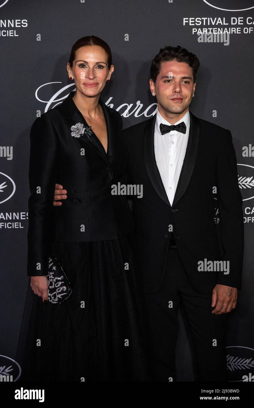 Cannes, France, 19 mai 2022. L-R : l'actrice américaine Julia Roberts et le réalisateur canadien Xavier Dolan arrivent pour le Trophée Chopard à Carlton Beach, à Cannes, en France, dans le cadre de l'édition 75th du Festival de Cannes, le 19 mai 2022. Photo par Ammar Abd Rabbo/ABACAPRESS.COM Banque D'Images