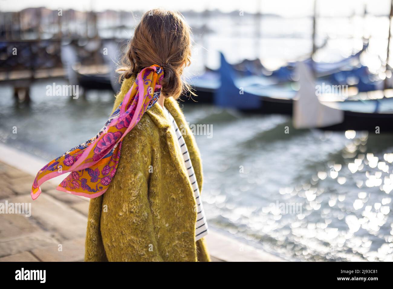 Femme élégante marchant à Venise, Italie Banque D'Images