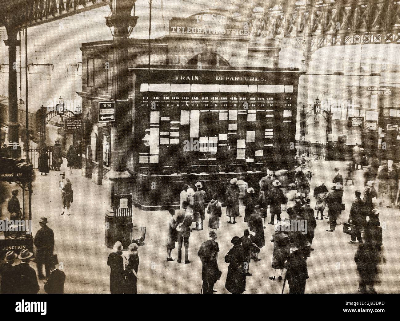 Une photographie précoce du panneau d'information sur la plate-forme de la gare de Victoria, Londres, Royaume-Uni avec le bureau de télégraphe de poste immédiatement derrière lui Banque D'Images