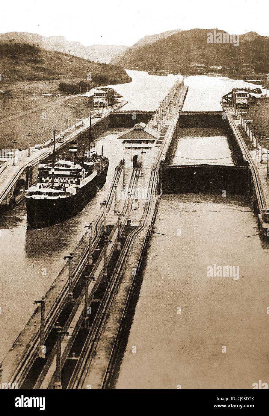 Une photo ancienne du bateau à vapeur en tramp traversant l'écluse Pedro Miguel sur le canal de Panama. Banque D'Images