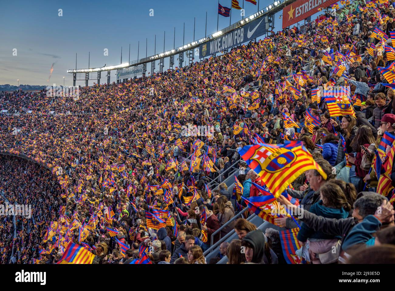 Ambiance festive au stade Camp Nou, complet avec 91 648 spectateurs, le record mondial de participation à un match de football féminin, en 2022 Champions Banque D'Images