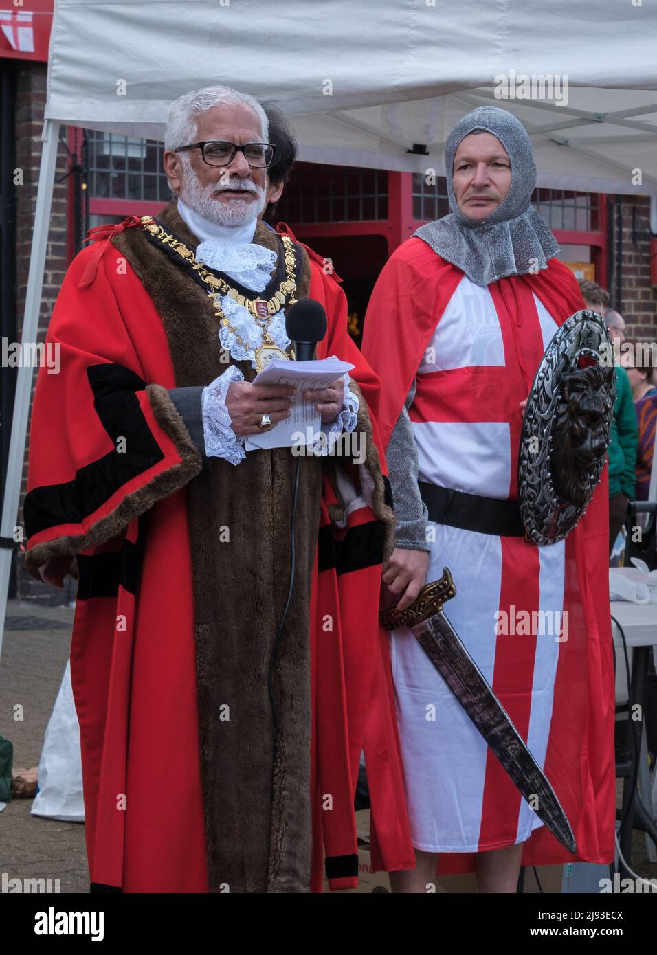 Maire de Harrow, Cllr Ghazanfar Ali, habillé de façon impressionnante en pleine régalie avec St George lors de la fête du 2022 St George. Pinner, Harrow, Londres. Banque D'Images