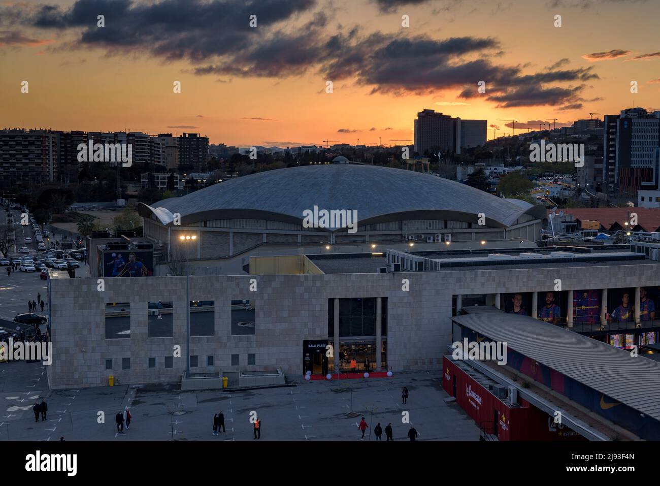 Extérieur du stade de basket-ball du FC Barcelone au coucher du soleil (Barcelone, Catalogne, Espagne) ESP: Extérieur del estadio de baloncesto del FC Barcelone Banque D'Images