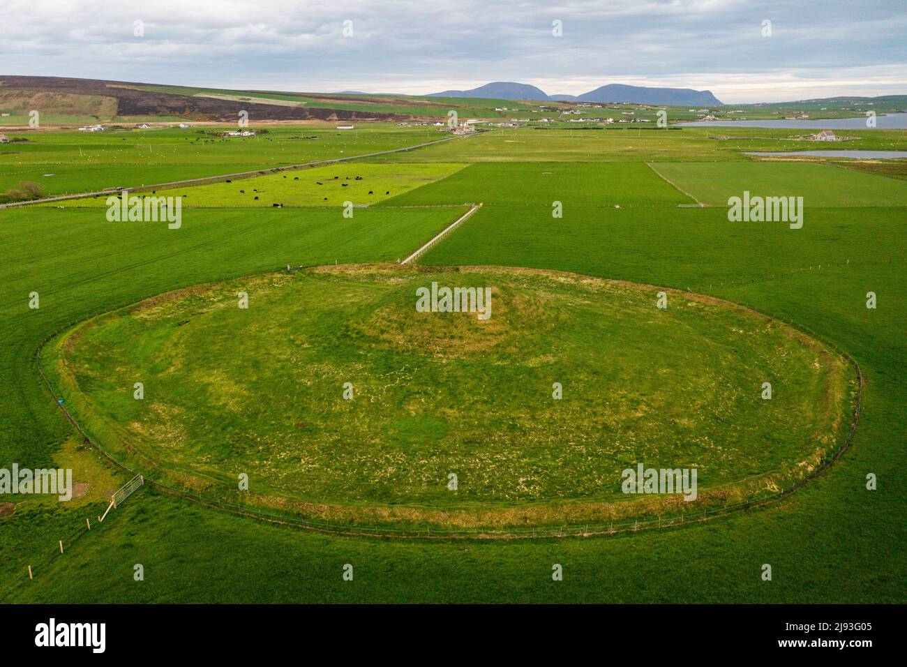 Vue aérienne du cairn néolithique chamberé de Maeshowe, site classé au patrimoine mondial de l'UNESCO, îles Orcades, Écosse, Royaume-Uni Banque D'Images