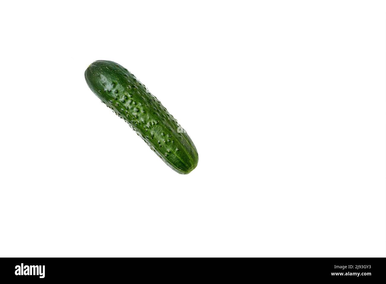 Concombre frais vert pour salade isolée sur blanc Banque D'Images