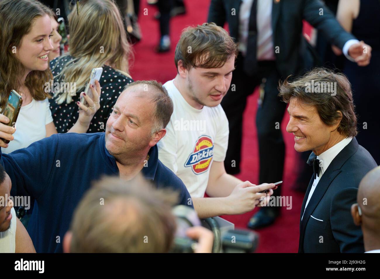 Londres, Royaume-Uni . 19 mai 2022 . Tom Cruise photographié à la première de Top Gun au Royaume-Uni : un franc-tireur se tient aux Leicester Square Gardens. Crédit : Alan D West/Alay Live News Banque D'Images