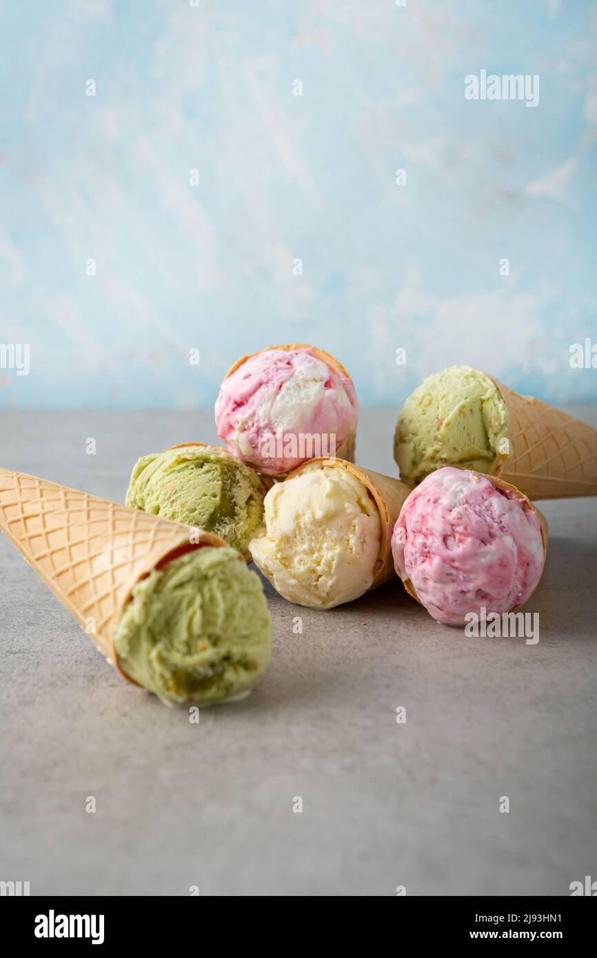 Lot de cuillères à glace dans de la vanille rose et vert gaufré Banque D'Images