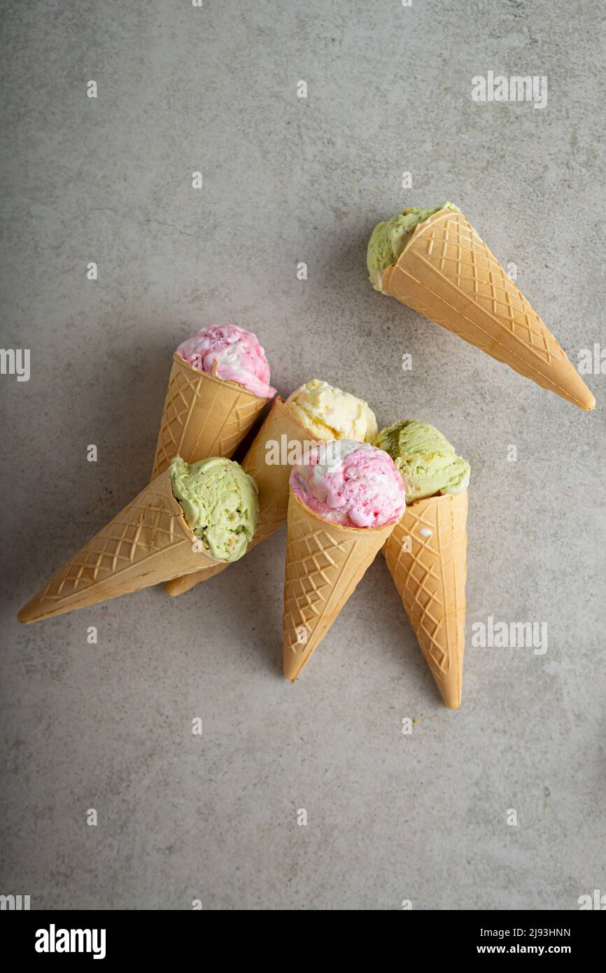 Ensemble de pelles à glace avec vue sur le dessus de la vanille rose et vert gaufré Banque D'Images