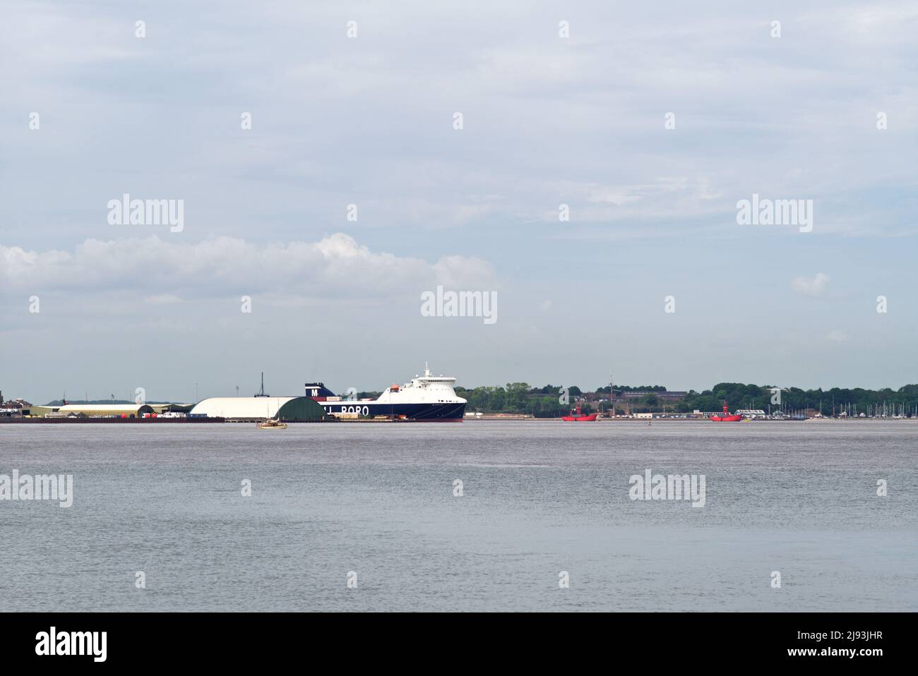 RO-RO (Roll On - Roll Off) navire de cargaison ML Freyja amarré à la Harwich Dock Company, Harwich Essex, Royaume-Uni, à côté de la station de bateau Harwich Life. Banque D'Images