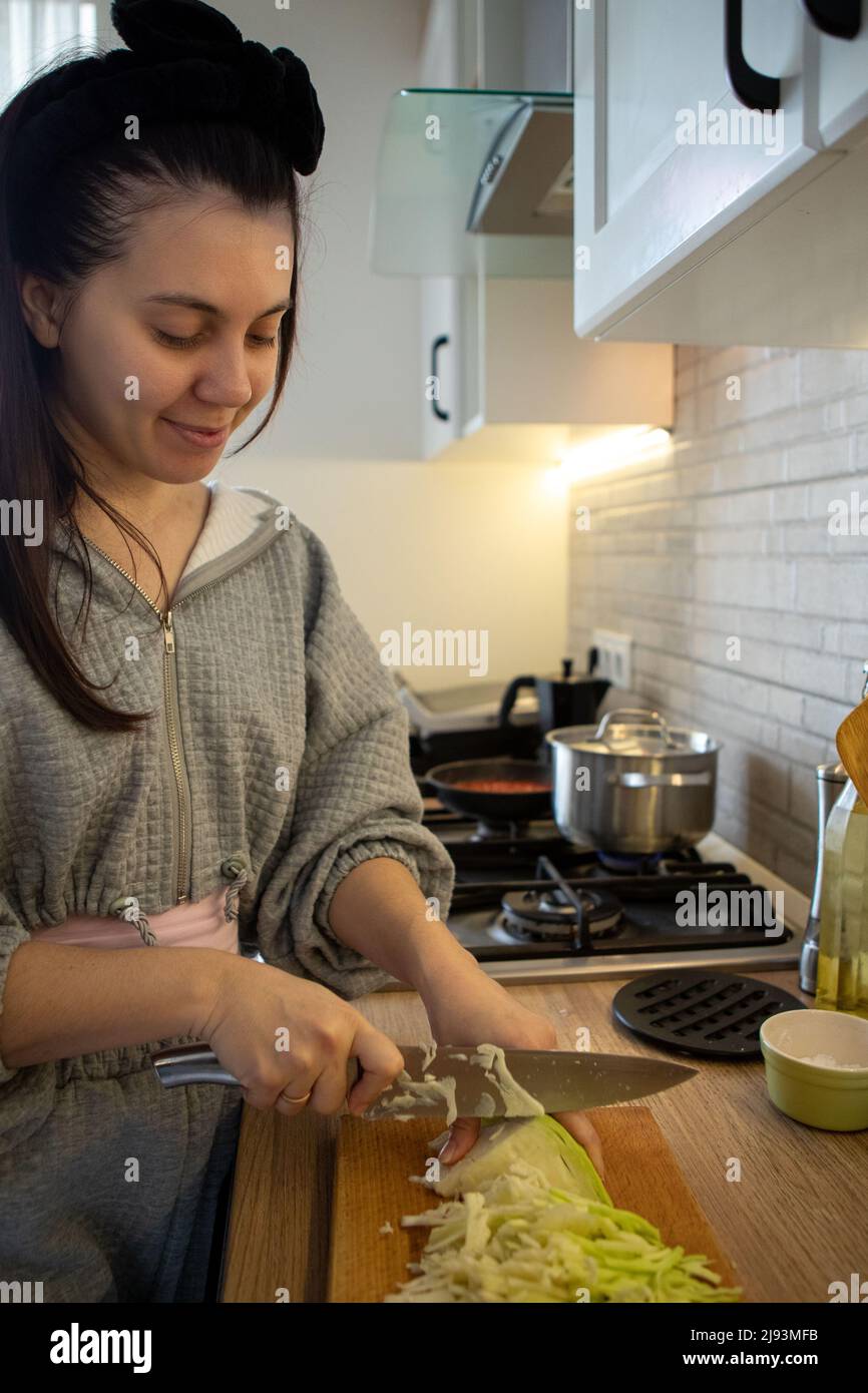 femme cuisinière à la cuisine maison préparant l'espace de copie de nourriture Banque D'Images