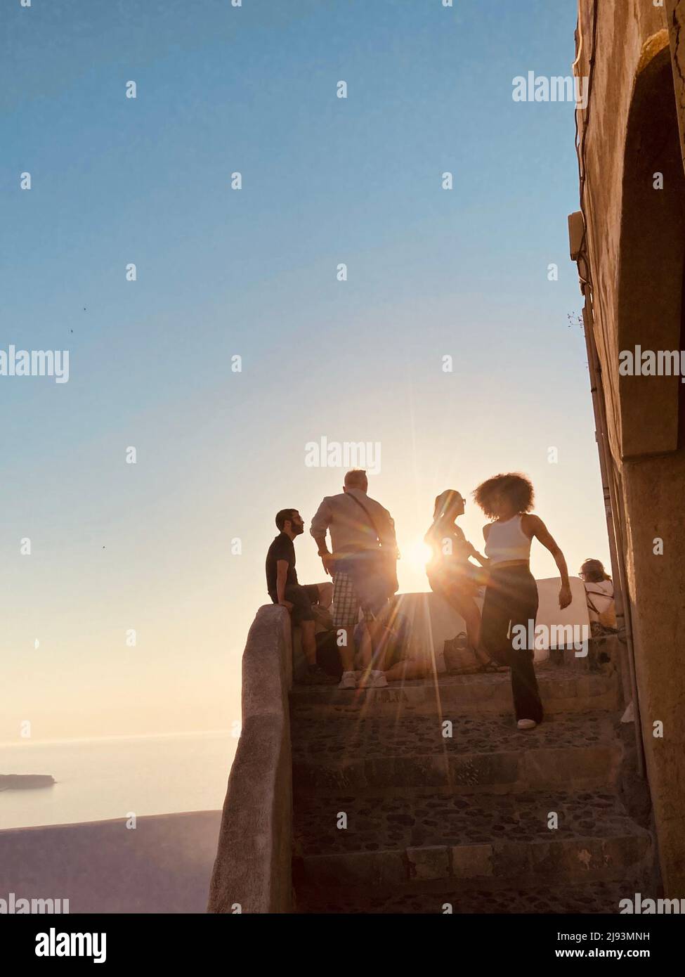 Jeunes en silhouette sur les escaliers de l'île grecque de Santorini Banque D'Images