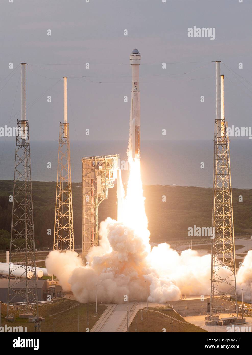 Cape Canaveral, États-Unis d'Amérique. 19 mai 2022. La fusée Atlas V de United Launch Alliance transportant le satellite Boeing CST-100 Starliner se soulève du complexe de lancement spatial 41, le 19 mai 2022 à Cape Canaveral, en Floride. Le succès de l'essai orbital Flight Test-2 est le deuxième essai en vol non-crewed et se mettra à quai à la Station spatiale internationale. Credit: Joel Kowsky/NASA/Alamy Live News Banque D'Images