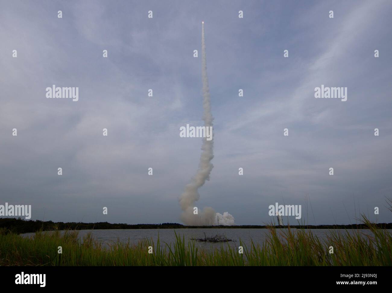 Cape Canaveral, États-Unis d'Amérique. 19 mai 2022. La fusée Atlas V de United Launch Alliance transportant le satellite Boeing CST-100 Starliner se soulève du complexe de lancement spatial 41, le 19 mai 2022 à Cape Canaveral, en Floride. Le succès de l'essai orbital Flight Test-2 est le deuxième essai en vol non-crewed et se mettra à quai à la Station spatiale internationale. Credit: Joel Kowsky/NASA/Alamy Live News Banque D'Images