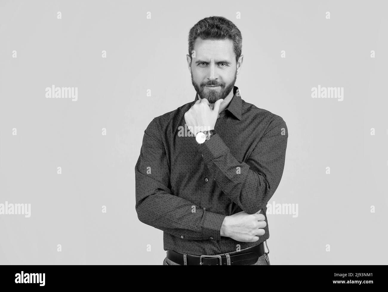 Homme d'âge moyen non rasé avec des cheveux de barbe au toucher sérieux dans un style décontracté de mode, barbu. Banque D'Images