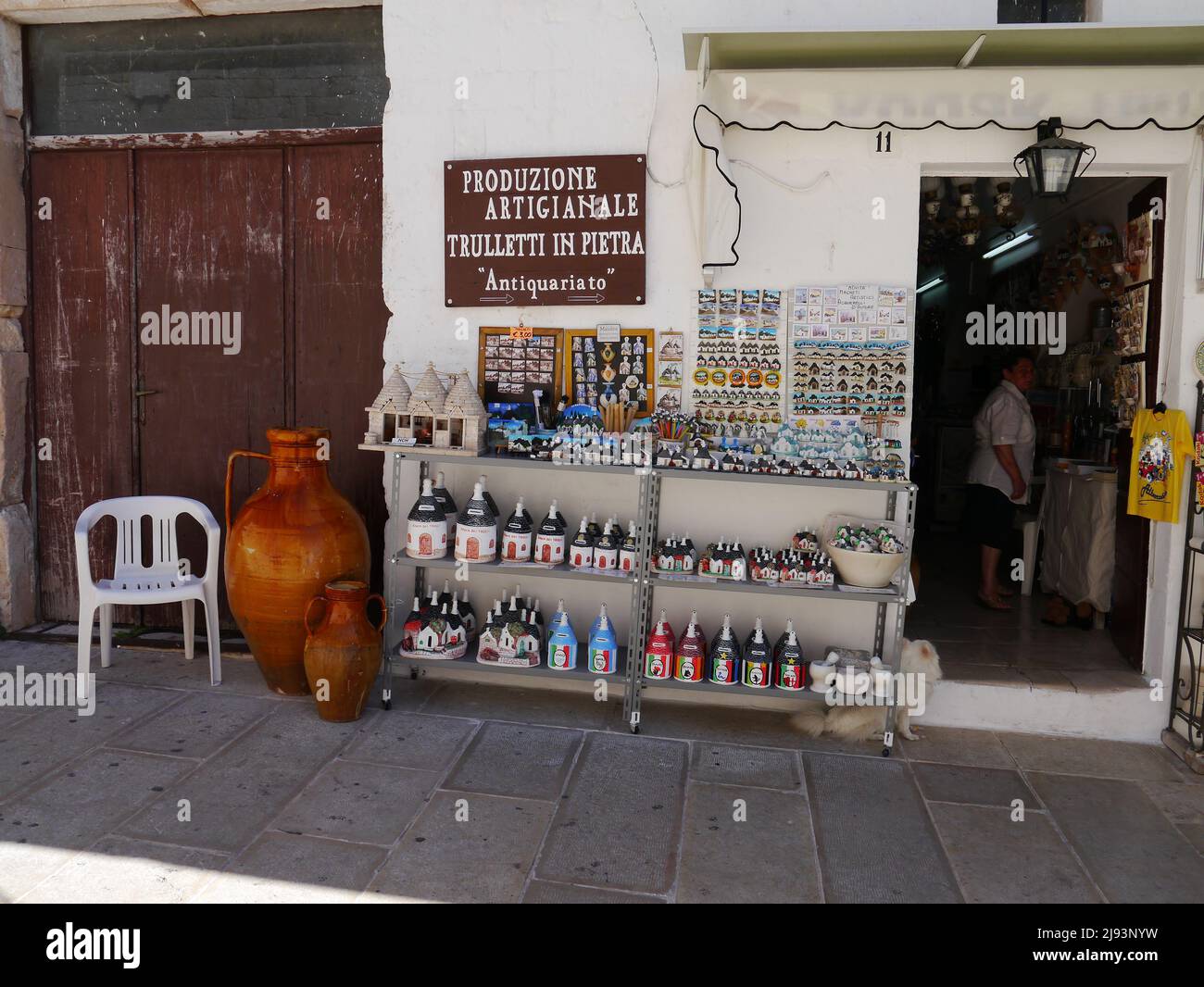 Boutique de souvenirs à Alberobello, Apulia, Italie. Banque D'Images