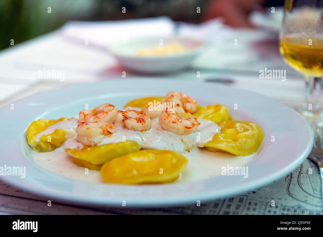 Plat de sorrentino avec crevettes, cuisine italienne. Banque D'Images