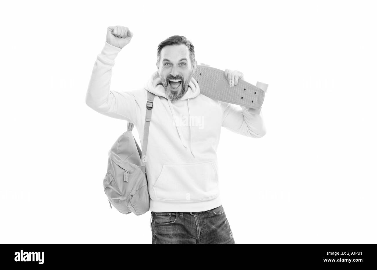 happy handsome mature man taille basse avec sac à dos et panneau de sou isolé sur blanc, skateboarder. Banque D'Images