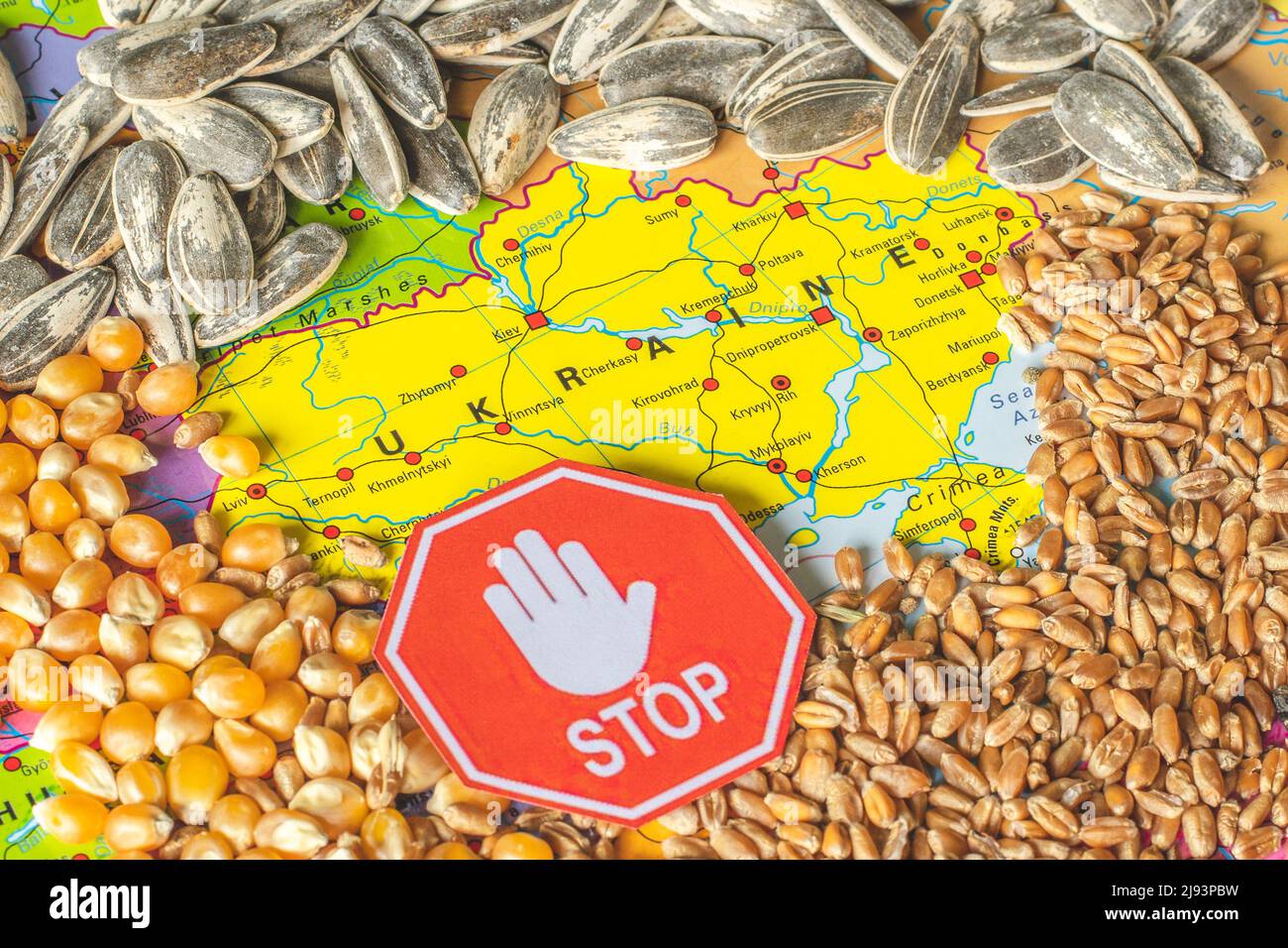 Céréales de blé sur la carte de l'Ukraine, crise des céréales en Ukraine, concept de crise mondiale de la faim due à la guerre Banque D'Images