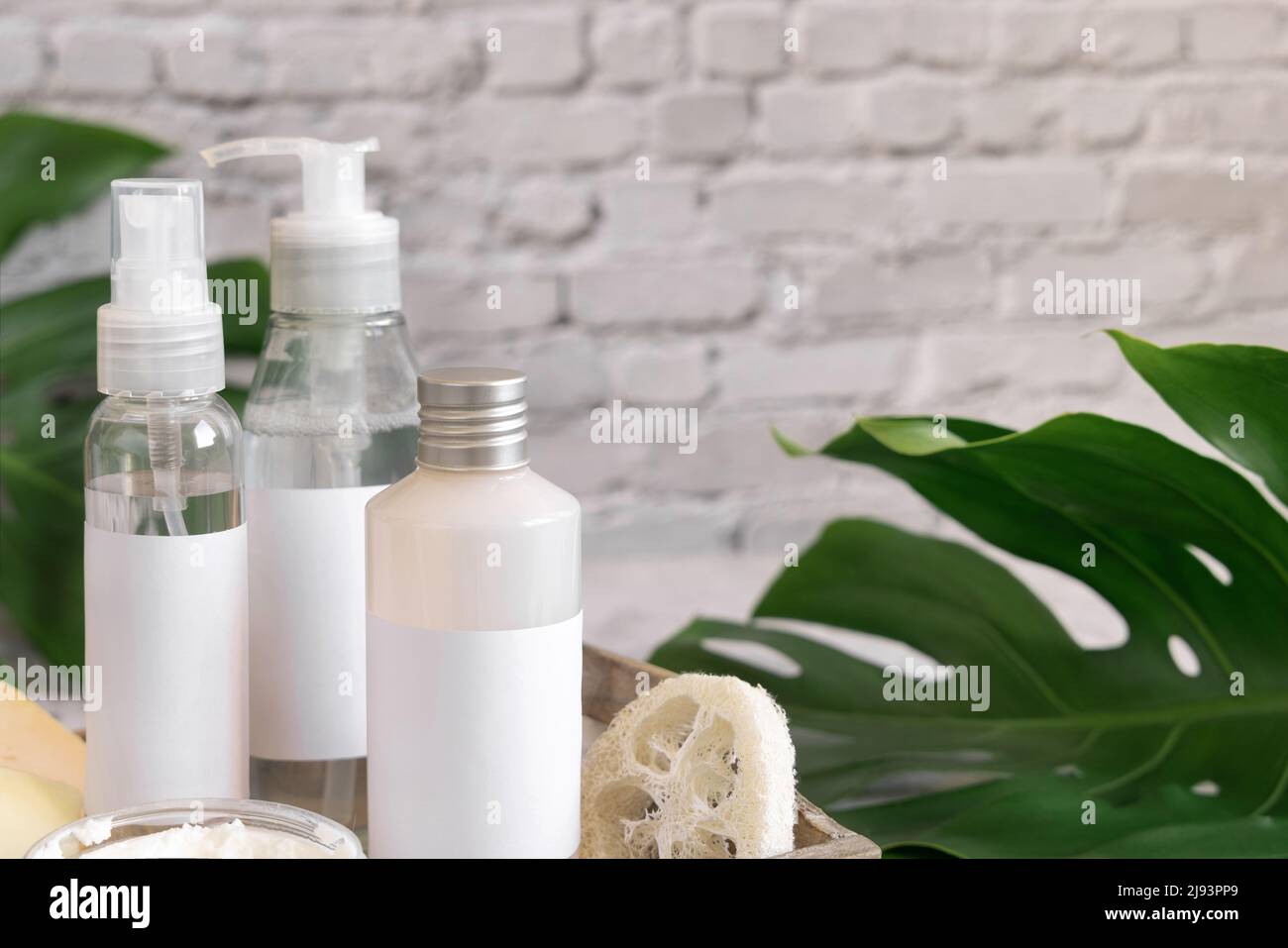 Contenant de produits de beauté pour le soin de la peau sur fond rose Photo  Stock - Alamy