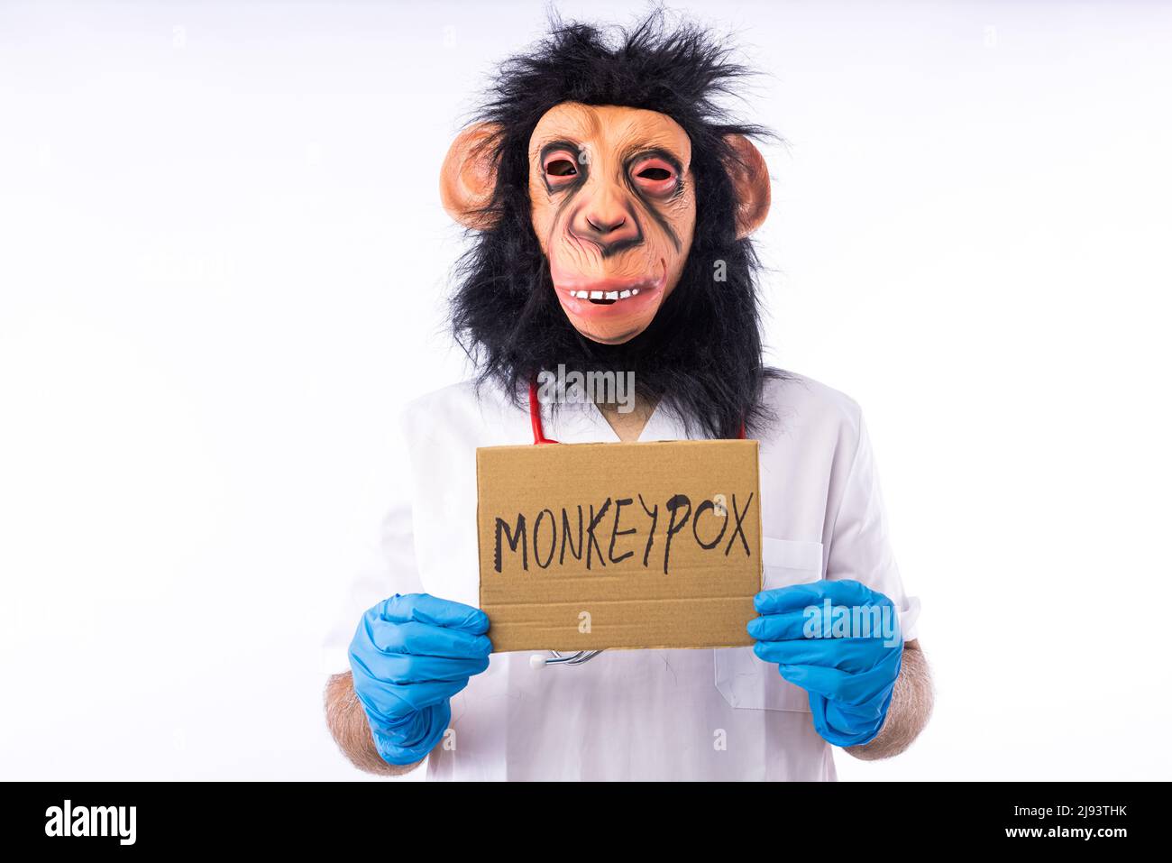 Personne vêtue d'un singe avec un masque, avec un costume d'infirmière médicale, avec un signe qui se lit: 'MONKEYPOX', et une seringue, sur un fond blanc. Pandem Banque D'Images