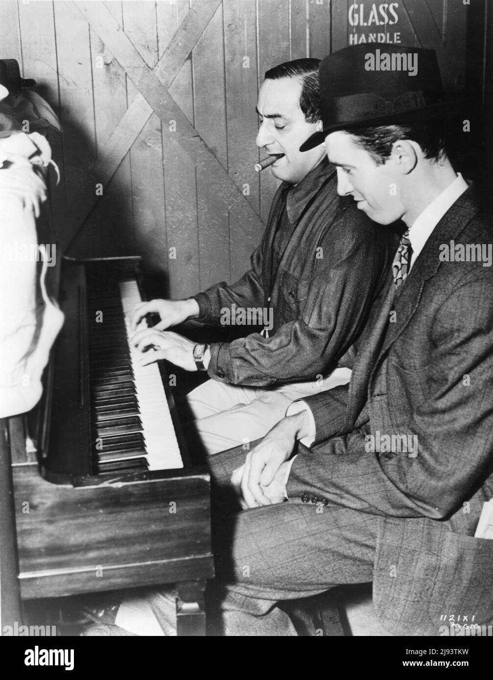 Le réalisateur ERNST LUBITSCH et JAMES STEWART sur un ensemble de piano franc pendant le tournage de LA BOUTIQUE AUTOUR DU COIN réalisateur / producteur ERNST LUBITSCH 1940 jouer Miklos Laszlo scénario Samson Raphaelson Metro Goldwyn Mayer Banque D'Images