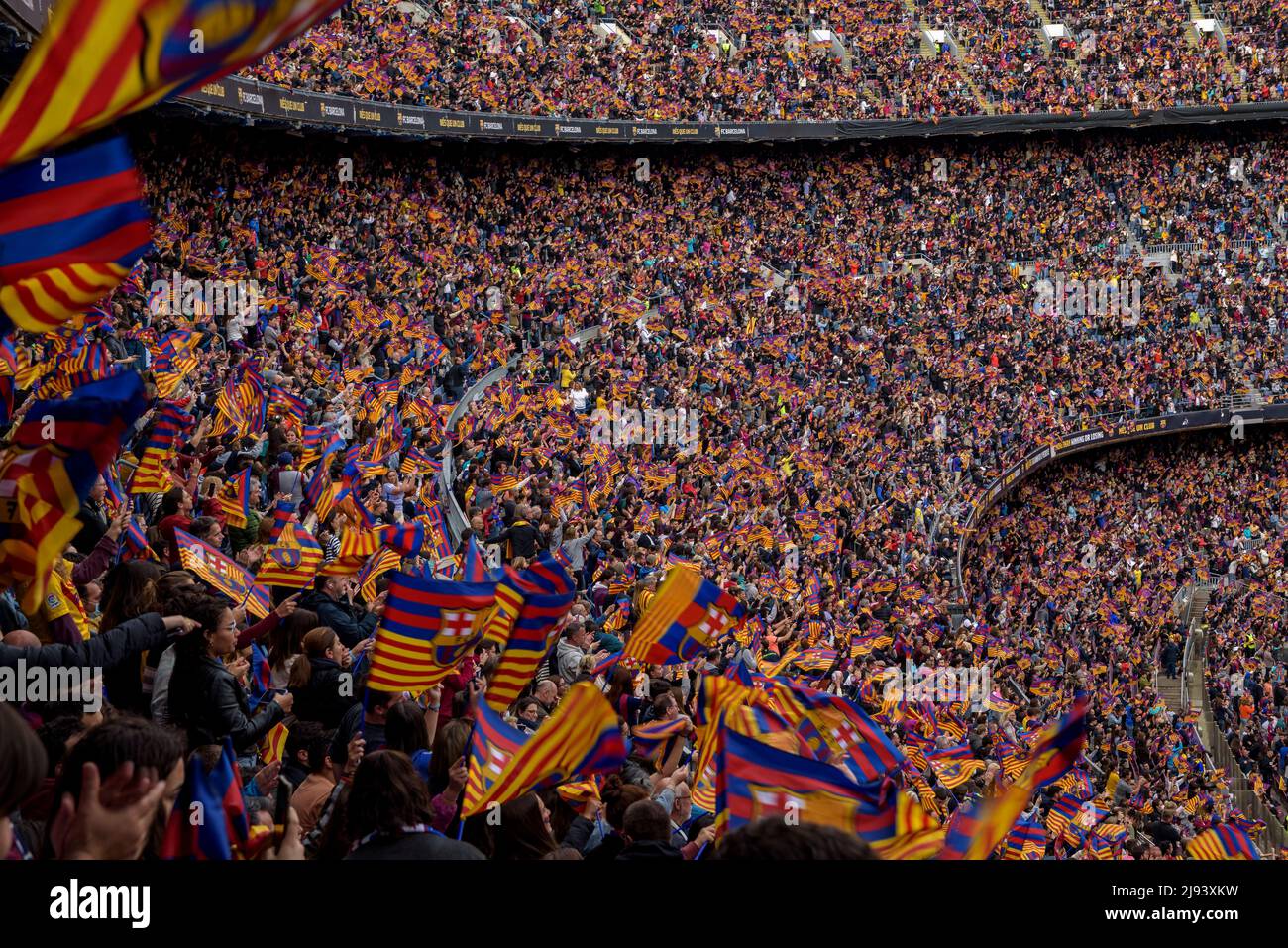 Ambiance festive au stade Camp Nou, vendu avec 91 648 spectateurs, le record mondial de participation à un match de football féminin, dans la Ligue des Champions 2022 Banque D'Images