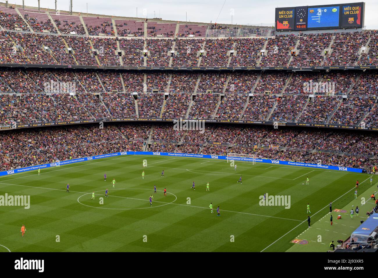 Ambiance festive au stade Camp Nou, vendu avec 91 648 spectateurs, le record mondial de participation à un match de football féminin, dans la Ligue des Champions 2022 Banque D'Images