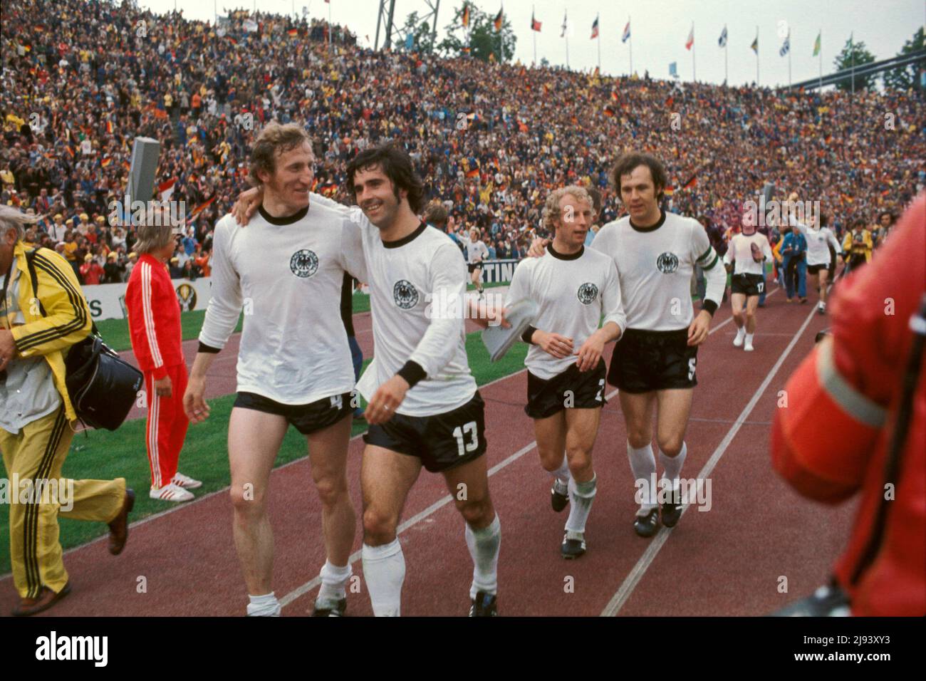 ARCHIVE PHOTO: Il y a 50 ans, le 26 mai 1972, le stade olympique de Munich a été ouvert, Georg Schwarzenbeck, Gerd Mueller, Berti Vogts et Franz Beckenbauer ont couru un tour d'honneur après le dernier coup de sifflet football, coupe du monde 1974, WM, finale Allemagne-Hollande 2-1, 7/7/1974. PAS DE VENTES AU JAPON!! Â Banque D'Images