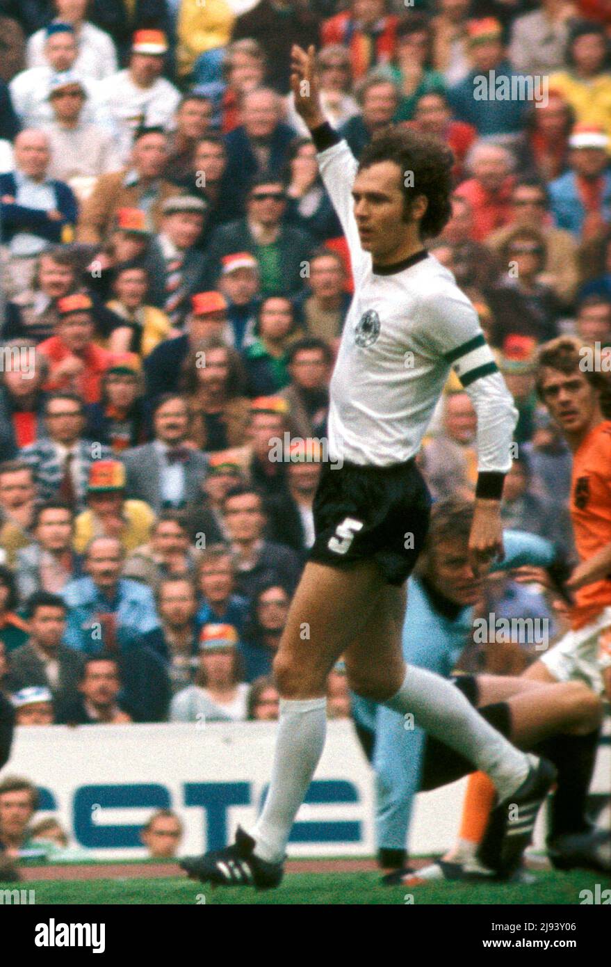 ARCHIVE PHOTO: Il y a 50 ans, le 26 mai 1972, le Stade Olympique de Munich a été ouvert, Franz BECKENBAUER, Allemagne, chiffre entier, finale Allemagne - Hollande 2:1, le 7 juillet 1974 coupe du monde de football 1974 en Allemagne € © Sven Simon# Princess -Luise-Strasse 41# 45479 Muelheim/Ruhr# tel 0208/9413250# Fax. 0208/9413260# compte 1428150 C ommerzbank E ssen# BLZ 36040039# svensimon@t-online.de# www.SvenSimon.net final Allemagne - Hollande 2:1, on 07.07.1974 coupe du monde de football 1974 en Allemagne € Banque D'Images