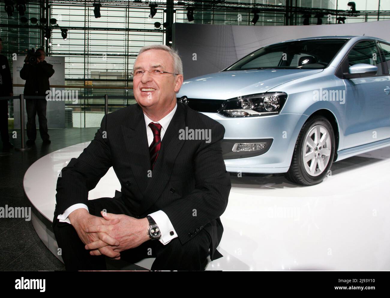 PHOTO D'ARCHIVE: Martin WINTERKORN aura 75 ans le 24 mai 2022, Dr. Martin WINTERKORN (Président de la direction de Volkswagen AG), directeur général, pose à un Polo Blue Motion, siège sur une étape, conférence de presse annuelle bilan conférence de presse 2009 de Volkswagen AG VW AG à Wolfsburg, 12.03.2009 Â Banque D'Images