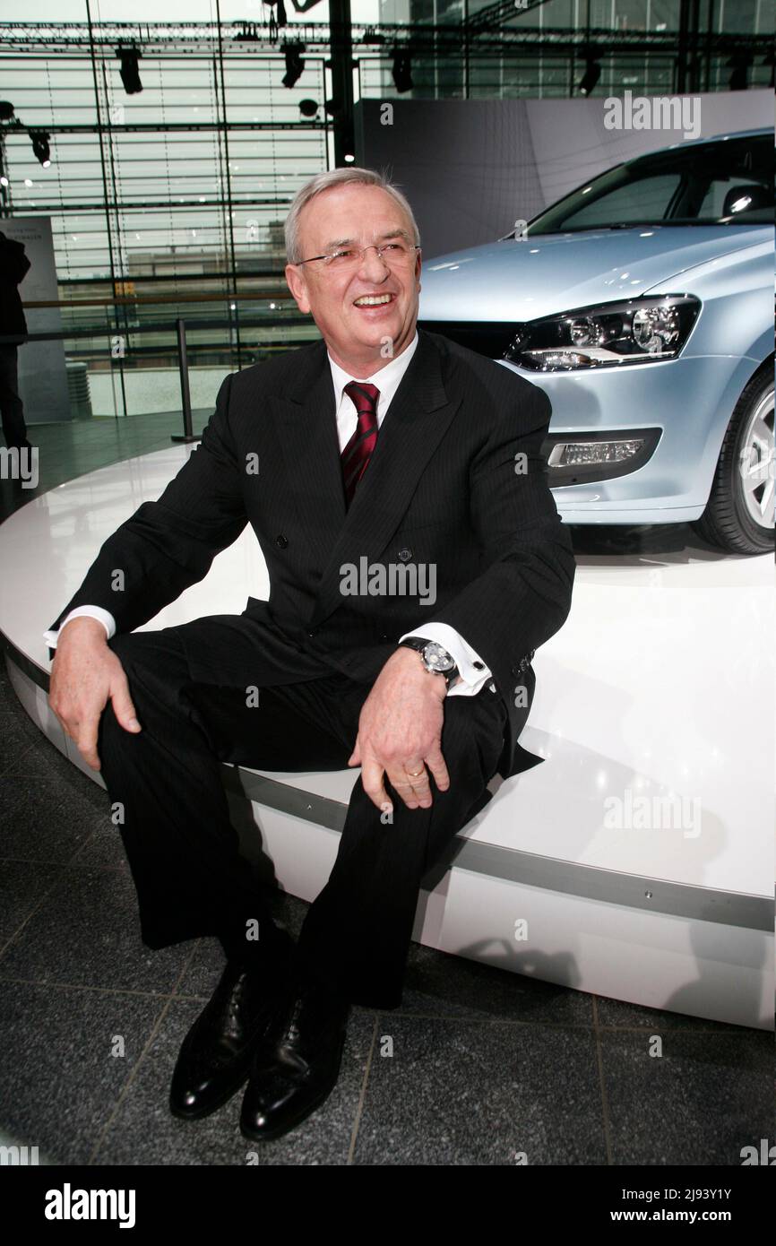 PHOTO D'ARCHIVE: Martin WINTERKORN aura 75 ans le 24 mai 2022, Dr. Martin WINTERKORN (Président de la direction de Volkswagen AG), directeur général, pose à un Polo Blue Motion, siège sur une étape, conférence de presse annuelle bilan conférence de presse 2009 de Volkswagen AG VW AG à Wolfsburg, 12.03.2009 Â Banque D'Images