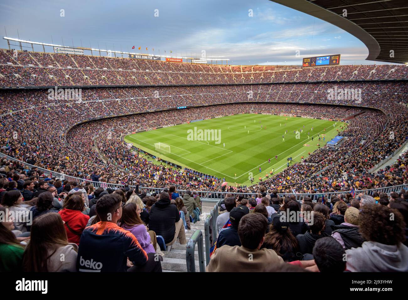 Ambiance festive au stade Camp Nou, vendu avec 91 648 spectateurs, le  record mondial de participation à un match de football féminin, dans la  Ligue des Champions 2022 Photo Stock - Alamy