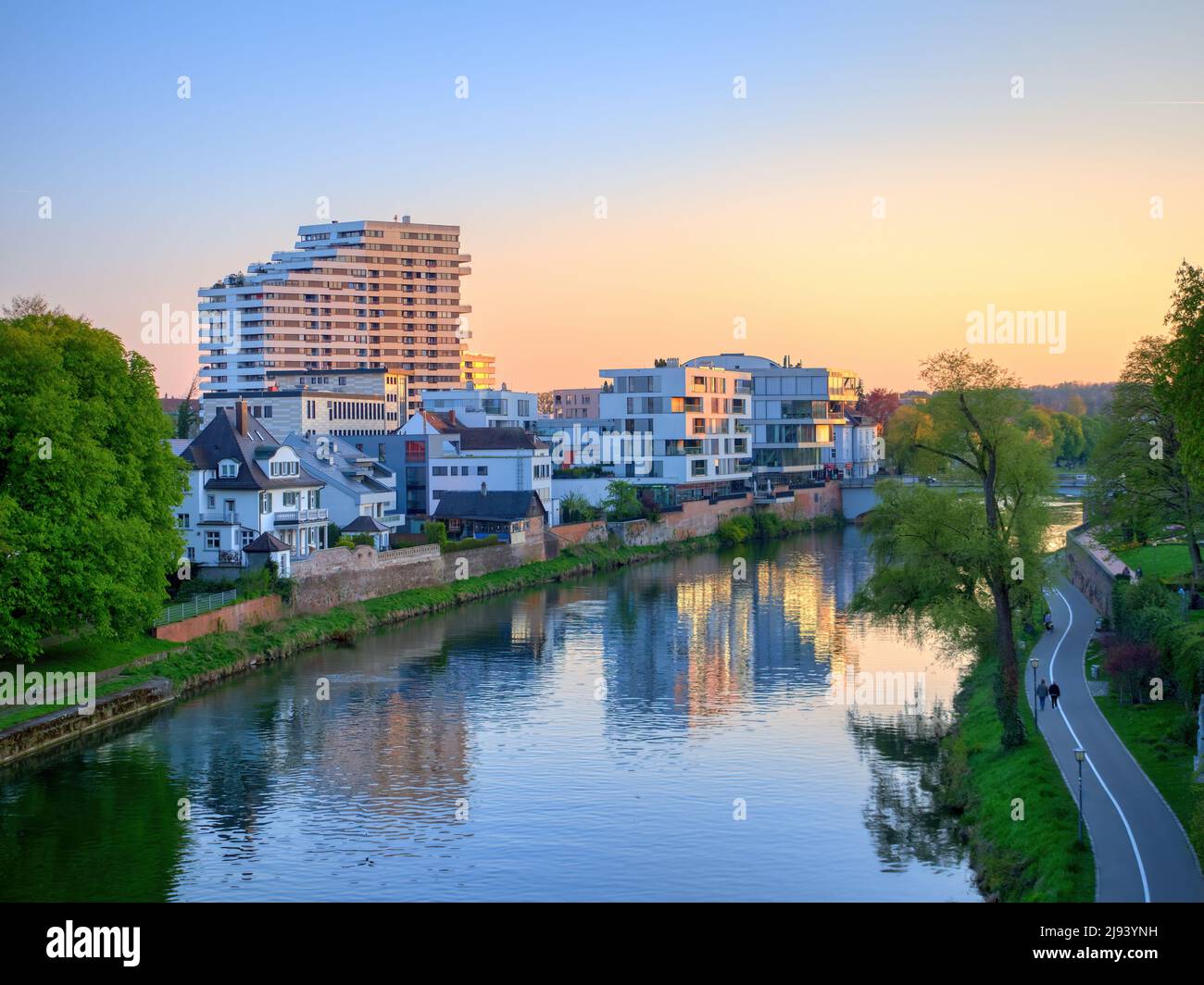 Vue sur l'Ulm et sur le Danube depuis la tour de la Turm de Berblinger, au coucher du soleil, lumière chaude Banque D'Images