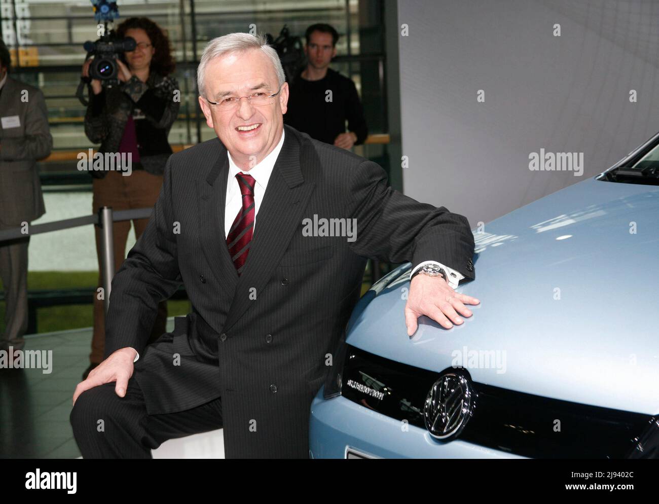 PHOTO D'ARCHIVE: Martin WINTERKORN aura 75 ans le 24 mai 2022, Dr. Martin WINTERKORN (Président de la direction de Volkswagen AG), Directeur général, pose à un Polo Blue Motion, conférence de presse annuelle bilan Conférence de presse 2009 de Volkswagen AG VW AG à Wolfsburg, 12.03.2009 Â Banque D'Images