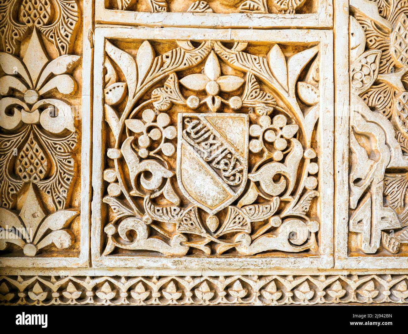 Décoration dans la salle des deux Sœurs (Sala de las dos Hermanas) des palais royaux Nasrides - complexe Alhambra - Grenade, Espagne Banque D'Images