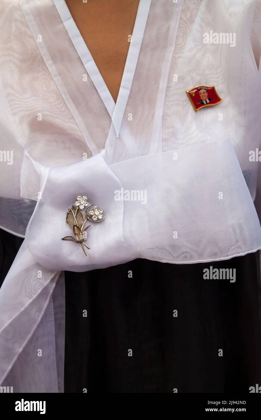 Robe traditionnelle coréenne Hanbok, avec épinglette Kim il Sung Banque D'Images