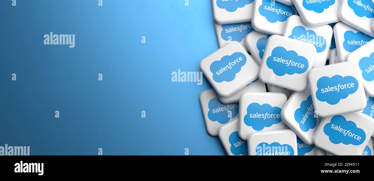 Logos de la force de vente de l'entreprise qui propose des solutions basées sur le cloud pour la gestion de la relation client sur un tas sur une table. Copier l'espace. Bannière Web f Banque D'Images