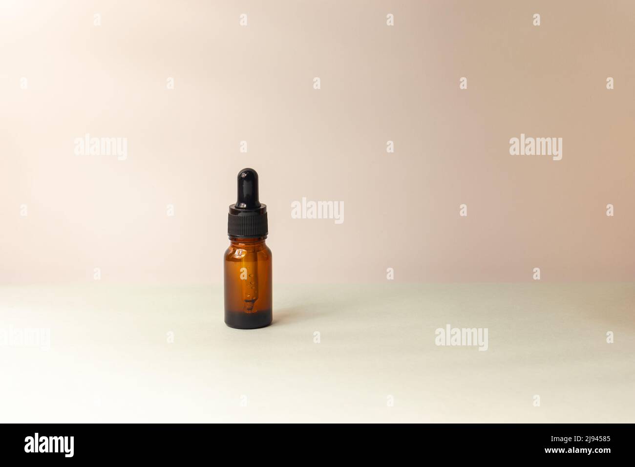 Flacon en verre compte-gouttes brun petit 30ml contenant pour huile, médicaments, cosmétiques utilisation d'andspa avec espace de copie de style boho Banque D'Images