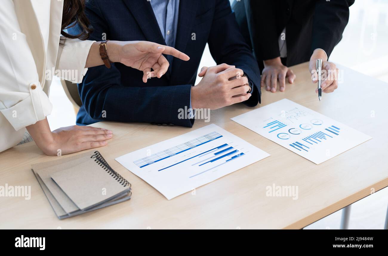 Réunion d'homme d'affaires et travail avec le rapport financier, parler de plan d'affaires pour l'investissement, concept d'analyse financière Banque D'Images