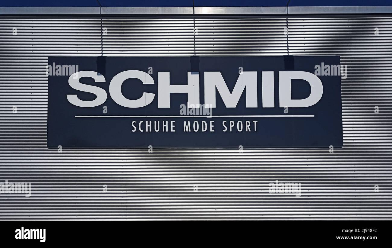Vilshofen sur le Danube, Allemagne. 19th mai 2022. Logo de la boutique de mode et de vêtements de sport Schmidt sur le fond d'un mur en métal. Crédit : SOPA Images Limited/Alamy Live News Banque D'Images