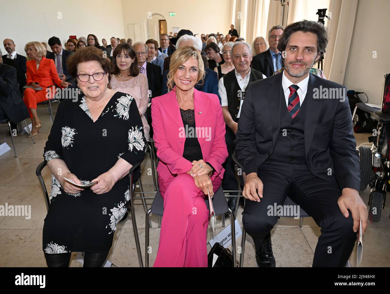 20 mai 2022, Bavière, Munich: Barbara Stamm, ancienne Présidente du Parlement d'Etat bavarois et Présidente de 'Lebenshilfe Landesverband Bayern e.V.' depuis de nombreuses années. (l-r) Dagmar Wöhrl, ancien secrétaire d'État parlementaire et membre du Conseil d'administration de la Fondation Emanuel Wöhrl et vice-présidente de l'UNICEF Allemagne, Et Ludwig Prinz von Bayern, co-fondateur des Lions de formation et président du conseil d'administration de la Fondation de la Société de prestations de Nymphenburg, sont présentés dans l'Orangerie du Palais de Nymphenburg avant la remise de la Médaille d'État bavaroise pour le mérite social. Photo: Felix Hör Banque D'Images