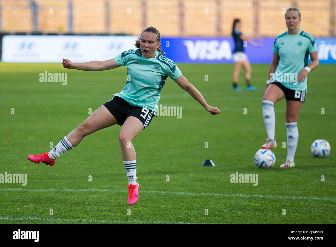 Zenica, Bosnie-Herzégovine, 15th mai 2022. Marie Steiner, d'Allemagne, s'échauffe lors du match final de l'UEFA Women's Championship 2022 final entre l'Espagne U17 et l'allemagne 17 U17 au stade Grbavica à Sarajevo, en Bosnie-Herzégovine. 15 mai 2022. Crédit : Nikola Krstic/Alay Banque D'Images