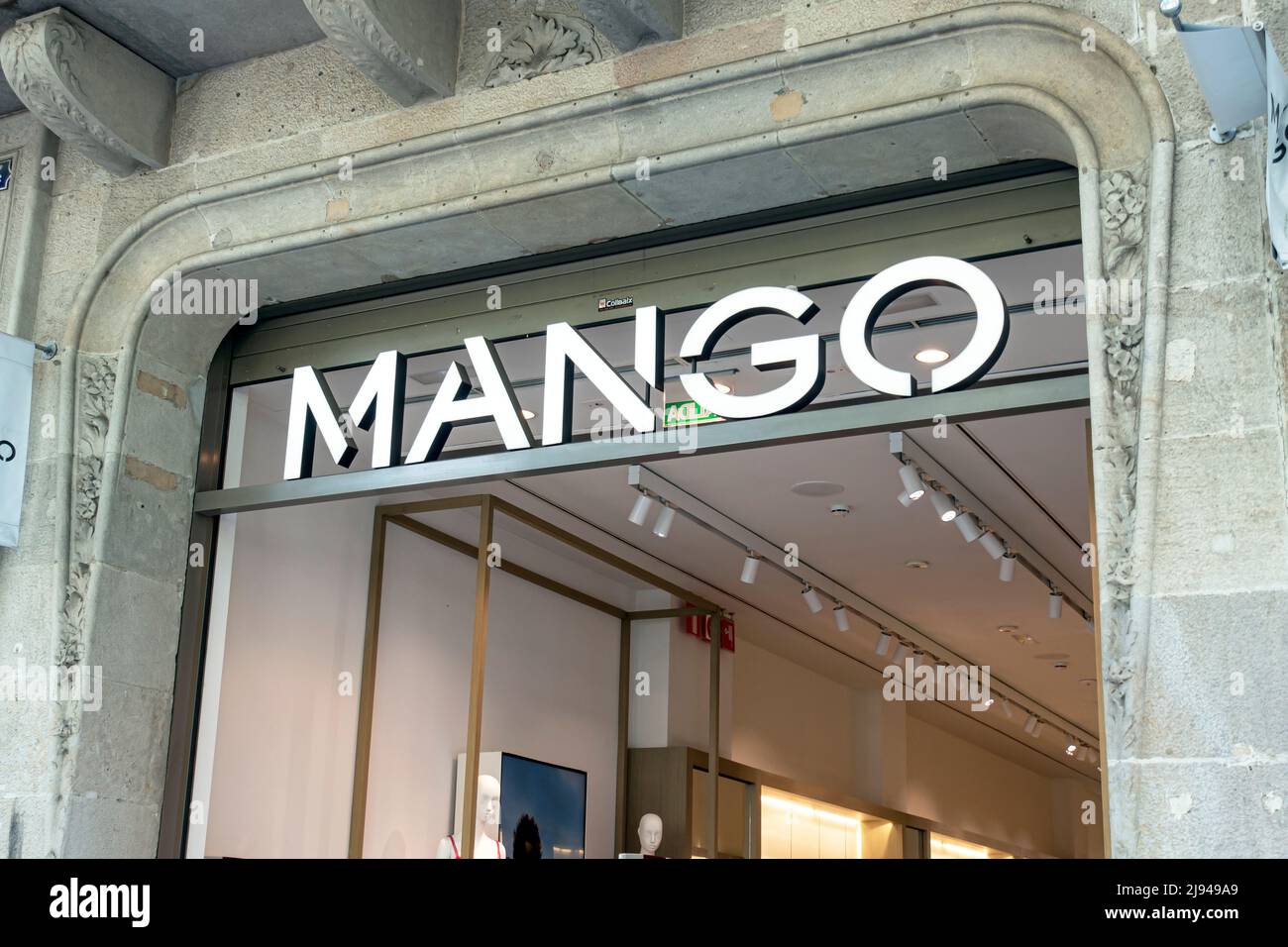 Barcelone, Espagne - 9 mai 2022 : panneau de la boutique Mango. Mango est une société espagnole de conception et de fabrication de vêtements. Banque D'Images