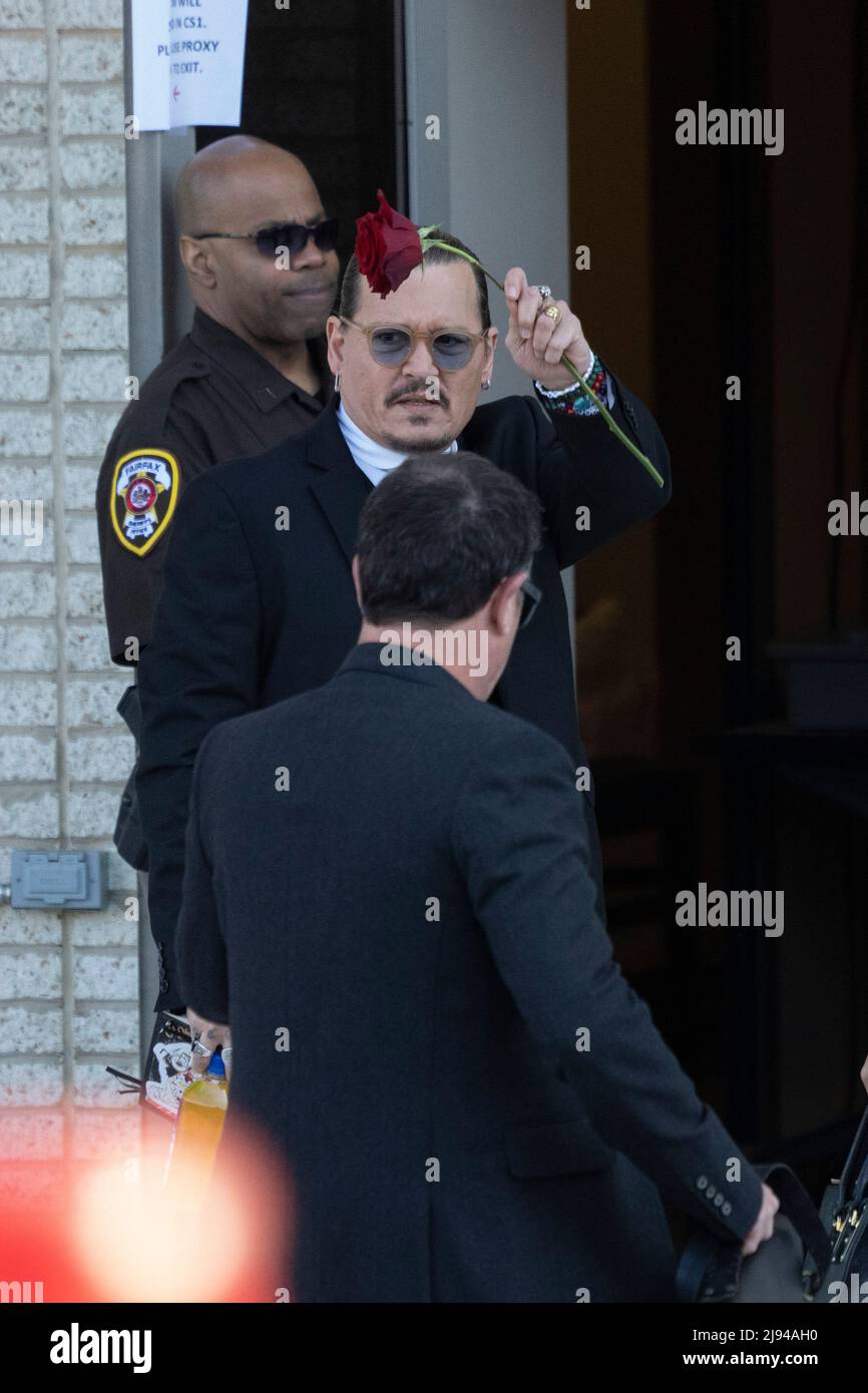L'acteur Johnny Depp arrive pour son procès anti-diffamation au palais de justice du comté de Fairfax à Fairfax, en Virginie, le mercredi 18 mai 2022. Credit: Chris Kleponis / CNP/Sipa USA (RESTRICTION: PAS de journaux ou journaux New York ou New Jersey dans un rayon de 75 miles de New York) Banque D'Images